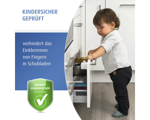 Ein Kind öffnet eine Schublade mit einem Kindersicherungsprodukt, das das Einklemmen von Fingern verhindert.