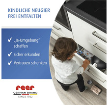 Kind öffnet Schublade mit Kindersicherung in der Küche.