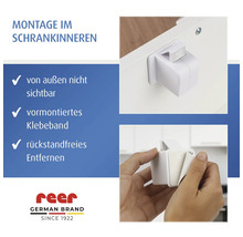 Bilderreihe zur Montage eines Schrankschlosses im Schrankinneren. Das Schloss ist von außen nicht sichtbar, hat ein vormontiertes Klebeband und lässt sich rückstandslos entfernen. Reer Logo.