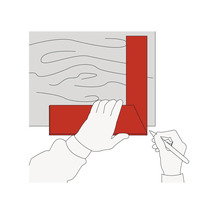 Eine Person verwendet einen Winkel, um eine Linie auf einem Holzbrett zu markieren.