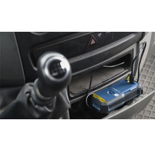 Bosch Ortungsgerät im Ablagefach eines Fahrzeugs mit angeschlossenem Ladekabel