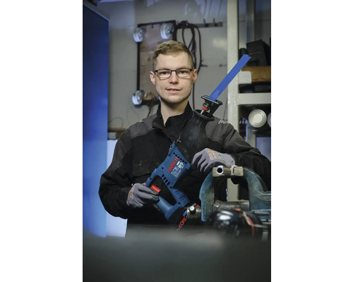 Mann mit Bosch Säbelsäge neben Schraubstock