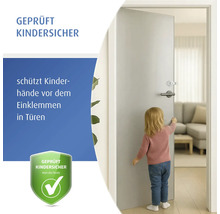 Kind versucht, eine Tür mit Fingerschutz zu öffnen