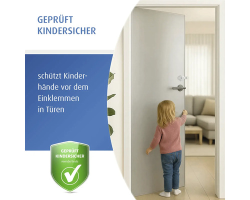 Kind versucht, eine Tür mit Fingerschutz zu öffnen