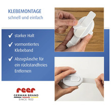 Darstellung der Klebemontage eines Reer Produkts mit starkem Halt, vormontiertem Klebeband und Abzugslasche für eine rückstandfreie Entfernung. Reer Logo.