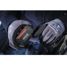 Person mit Arbeitshandschuhen hält Bosch 18V Akku