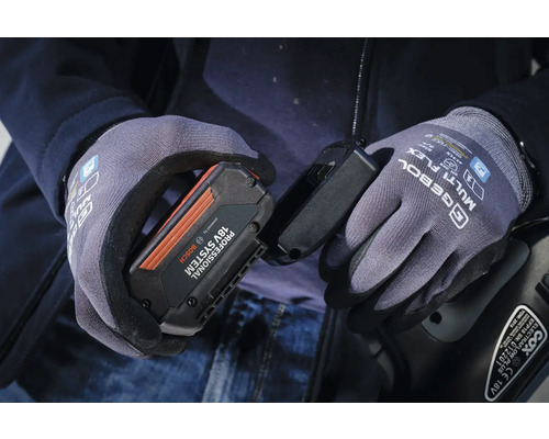 Person mit Arbeitshandschuhen hält Bosch 18V Akku