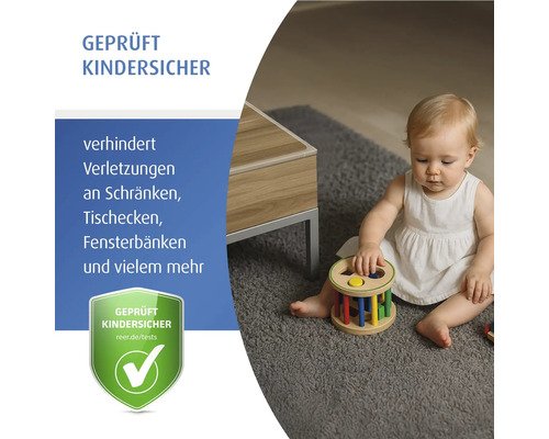 Kleinkind spielt mit einem Spielzeug neben einem Tisch auf einem Teppich. Kindersicherheitsprüfung.