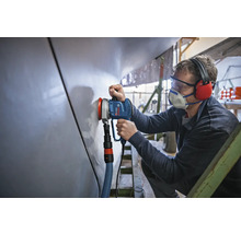 Handwerker verwendet einen Exzenterschleifer zum Schleifen einer Oberfläche.