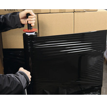 Handhabung eines Stretchfolienwicklers zum Verpacken von Kartons mit schwarzer Folie