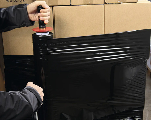 Handhabung eines Stretchfolienwicklers zum Verpacken von Kartons mit schwarzer Folie