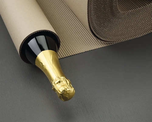 Flasche in Wellpappe und Kartonrolle