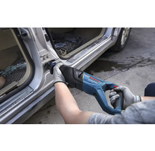 Eine Person verwendet eine Bosch Professional Säbelsäge, um den Metalltürrahmen eines Autos zu schneiden.