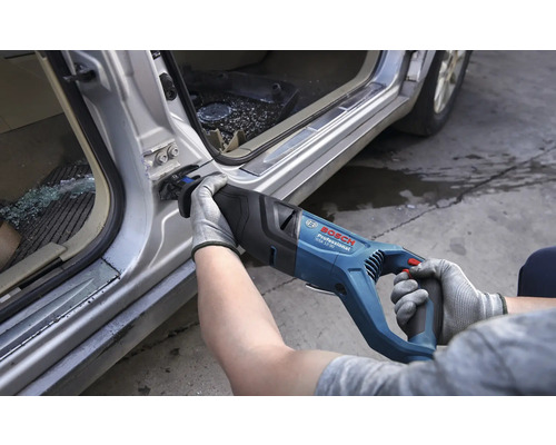 Eine Person verwendet eine Bosch Professional Säbelsäge, um den Metalltürrahmen eines Autos zu schneiden.