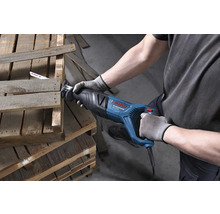 Bosch Professional Säbelsäge GSA 12-30 beim Zersägen einer Holzpalette durch eine Person mit Arbeitshandschuhen.