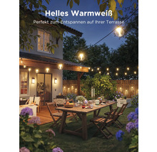 Beleuchteter Garten mit einer Holzzaun-Lichterkette für eine warme Atmosphäre