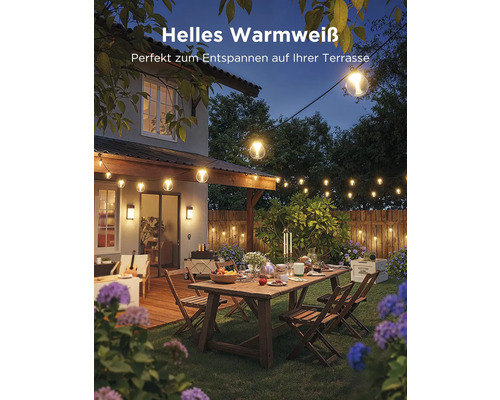 Beleuchteter Garten mit einer Holzzaun-Lichterkette für eine warme Atmosphäre