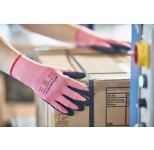 Ein Arbeiter hantiert mit einem Karton und trägt dabei Gebol Master Flex Eco Lady Arbeitshandschuhe.
