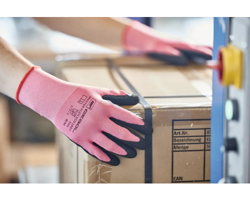 Ein Arbeiter hantiert mit einem Karton und trägt dabei Gebol Master Flex Eco Lady Arbeitshandschuhe.