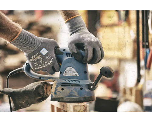 Einhand-Schwingschleifer wird von Händen mit Arbeitshandschuhen gehalten