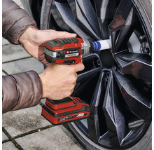 Akku-Schlagschrauber beim Radwechsel an einem Auto
