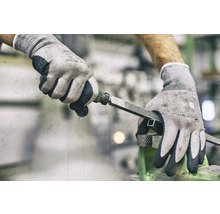 Metallbearbeitung mit einer Metallfeile in einem Schraubstock