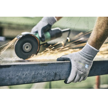 Eine Person schleift Metall mit einer Flex und trägt dabei Arbeitshandschuhe.