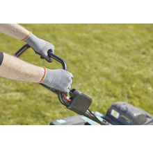 Eine Person bedient einen Rasenmäher mit Arbeitshandschuhen.