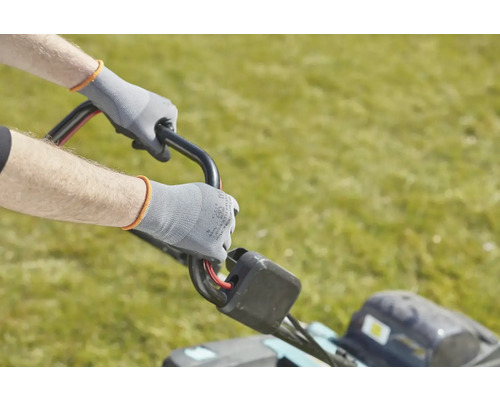 Eine Person bedient einen Rasenmäher mit Arbeitshandschuhen.