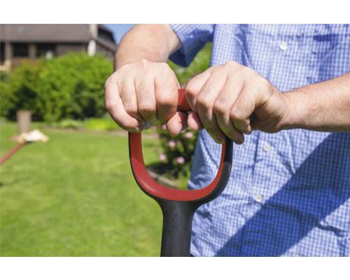 Eine Person hält einen Spaten mit einem D-Griff.
