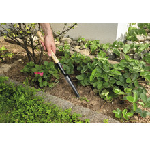 Garten Szene mit Pflanzlochstecher im Einsatz zum Pflanzen von Setzlingen