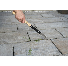 Fugenreiniger mit Holzgriff im Einsatz auf Pflastersteinen.