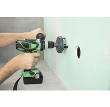 Akkubohrmaschine bohrt ein Loch in eine Wand