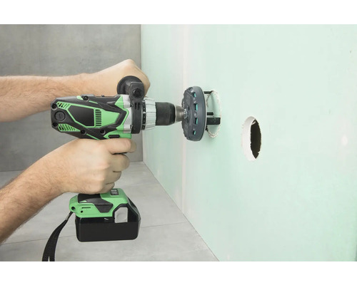 Akkubohrmaschine bohrt ein Loch in eine Wand