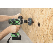 Eine Person bohrt mit einem Akku-Bohrschrauber ein Loch in eine Holzplatte.