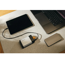 Elektronische Geräte auf einem Tisch: Tablet, Laptop, Smartphone und ein Fiskars Werkzeugschärfer.