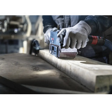 Handwerker schleift Holz mit einem Bandschleifer