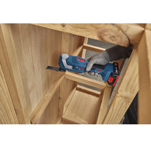 Bosch 18 Volt Akku-Multicutter beim Sägen eines präzisen Tauchschnitts in ein Holzgestell.