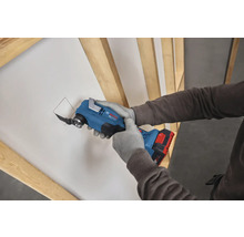 Akku-Multifunktionswerkzeug Bosch Professional beim Ausschneiden einer Öffnung in einer Gipskartonplatte zwischen Holzständern.
