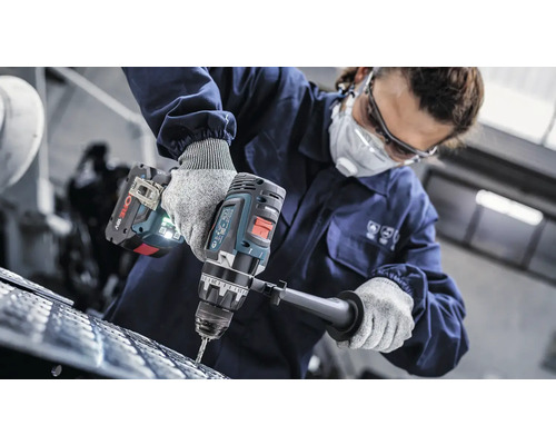 Eine Person bohrt mit einer Akku-Bohrmaschine in ein Material.