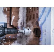 Eine Bohrmaschine bohrt ein Loch in eine Wand.