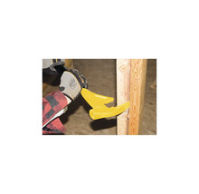 Gelber Keil zwischen Holzstruktur und Hand mit Handschuh