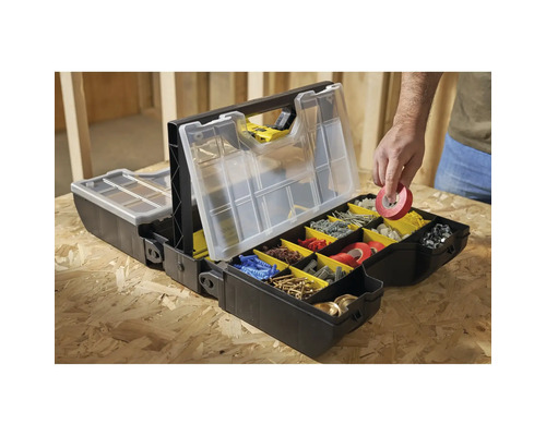 Offene schwarze Werkzeugkiste mit transparentem Deckel und gelben Fächern mit verschiedenen Schrauben und Befestigungselementen