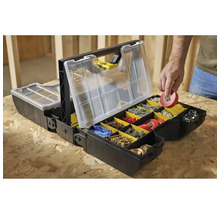 Offene schwarze Werkzeugkiste mit transparentem Deckel und gelben Fächern mit verschiedenen Schrauben und Befestigungselementen