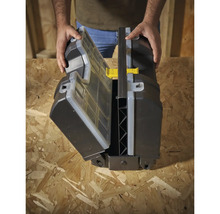 Geöffnete Werkzeugbox mit Tragegriffen