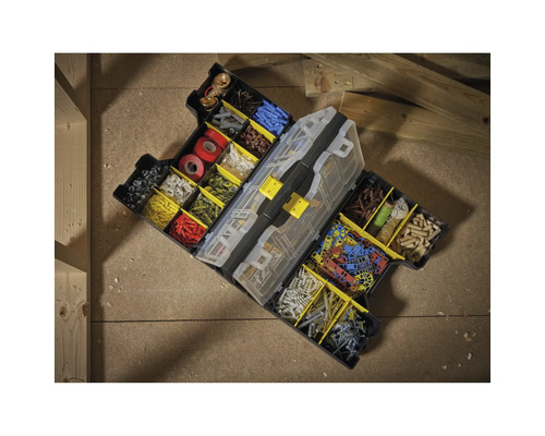 Offener Werkzeugkoffer mit verschiedenen Kleinteilen wie Schrauben, Dübeln und Dichtungen