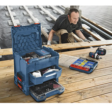 Blauer Werkzeugkoffer mit Werkzeugen, Schrauben und einem Arbeiter bei der Holzbearbeitung
