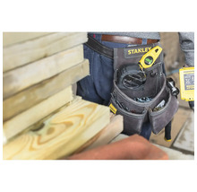 Handwerker mit Werkzeug und Werkzeugtasche am Gürtel