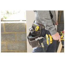 Handwerker mit Werkzeugtasche gefüllt mit Werkzeugen und Elektrowerkzeug