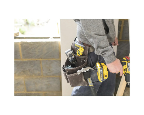 Handwerker mit Werkzeugtasche gefüllt mit Werkzeugen und Elektrowerkzeug